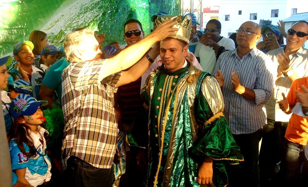 Coronación de Raúl Paulino, presidente del grupo Los Reptiles “Rey Momo” del Carnaval 2013